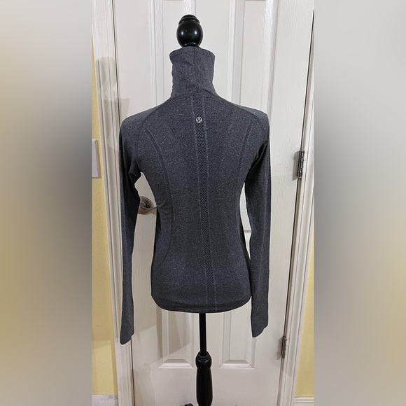 Lululemon Run: Swiftly Turtleneck- EUC - Picture 9 of 16